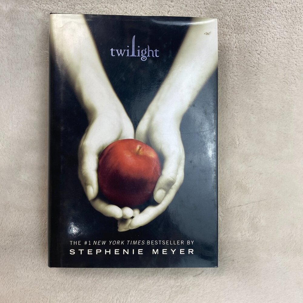 Twilight (The Twilight Saga, Book 1) Hardcover by Stephenie Meyer